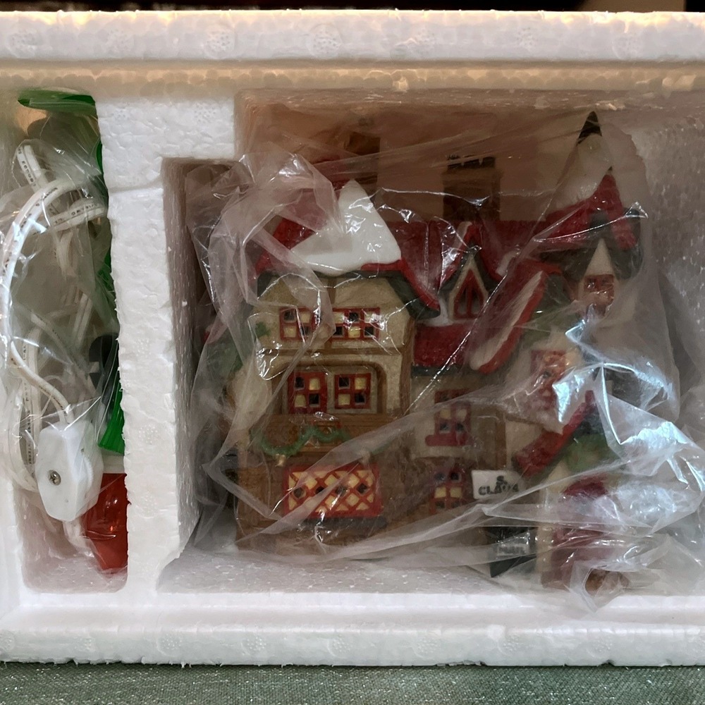 Dept 56 NORTH POLE SERIES - Santa's workshop - #56006 w/BOX - Picture 10 of 10